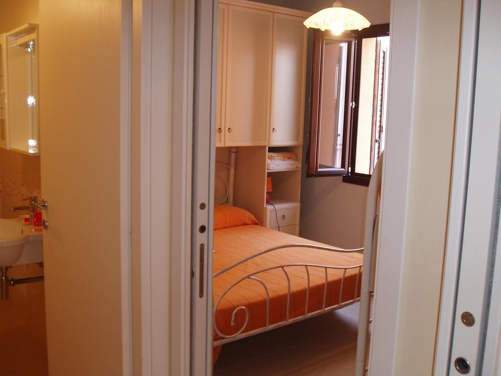 Villa Il Girasole SantʼAntìoco Habitación foto